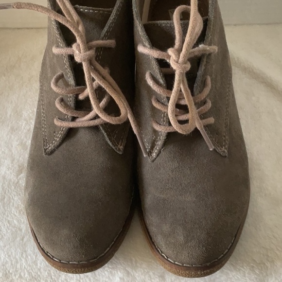 White Mountain Brown Ankle Booties with Timeless Appeal - Picture 3 of 6